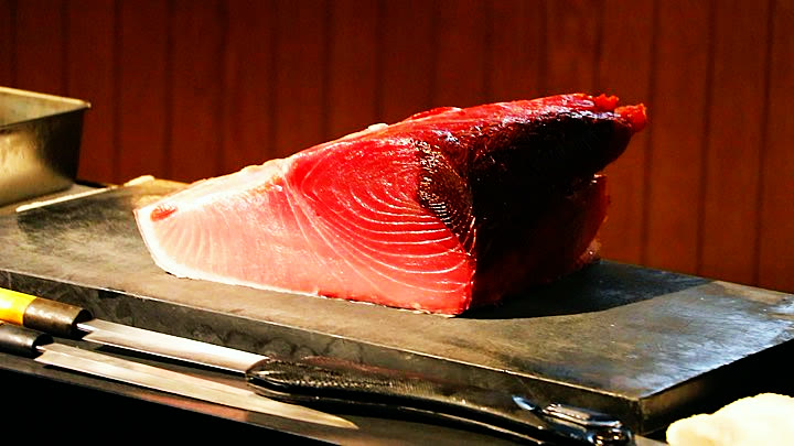 まな板の上の本マグロの柵