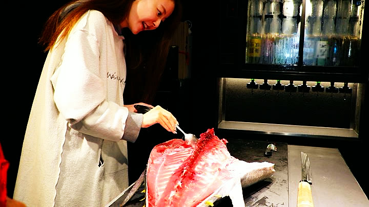 A guest scraping nakaochi off the bone with a spoon