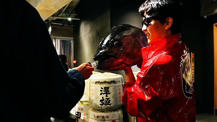 日本酒の瓶を仕込んだマグロの頭