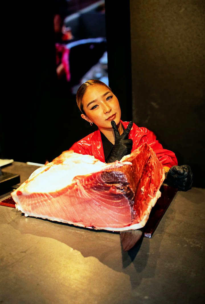 本マグロ腹身のブロックとスタッフ